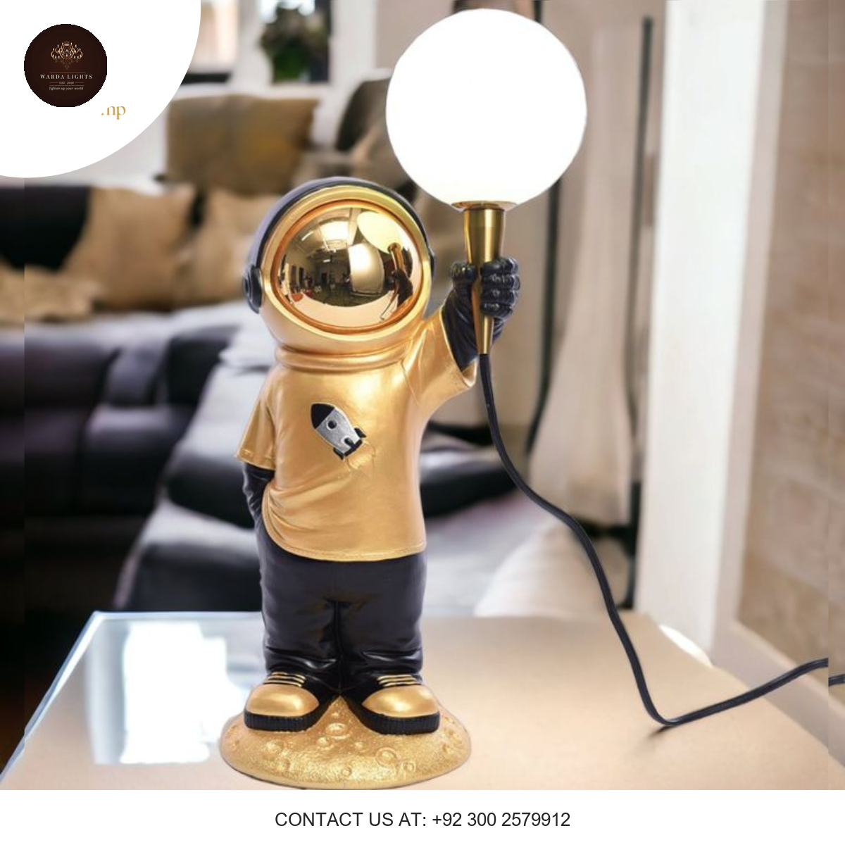 GOLD ASTRONAUT TABLE LAMP